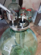Отзыв: Попугай самогонный на банку, — нужная вещь